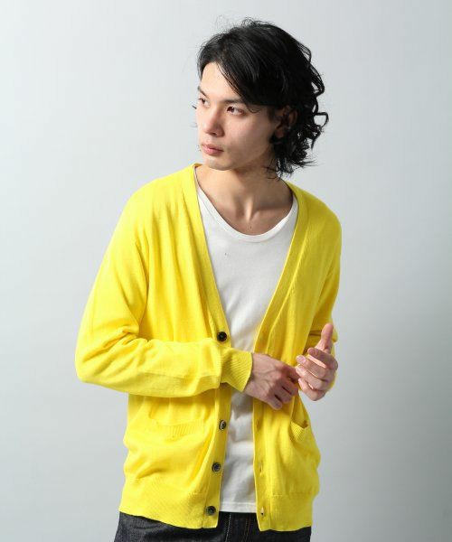 黄色のカーディガン×白無地Tシャツ